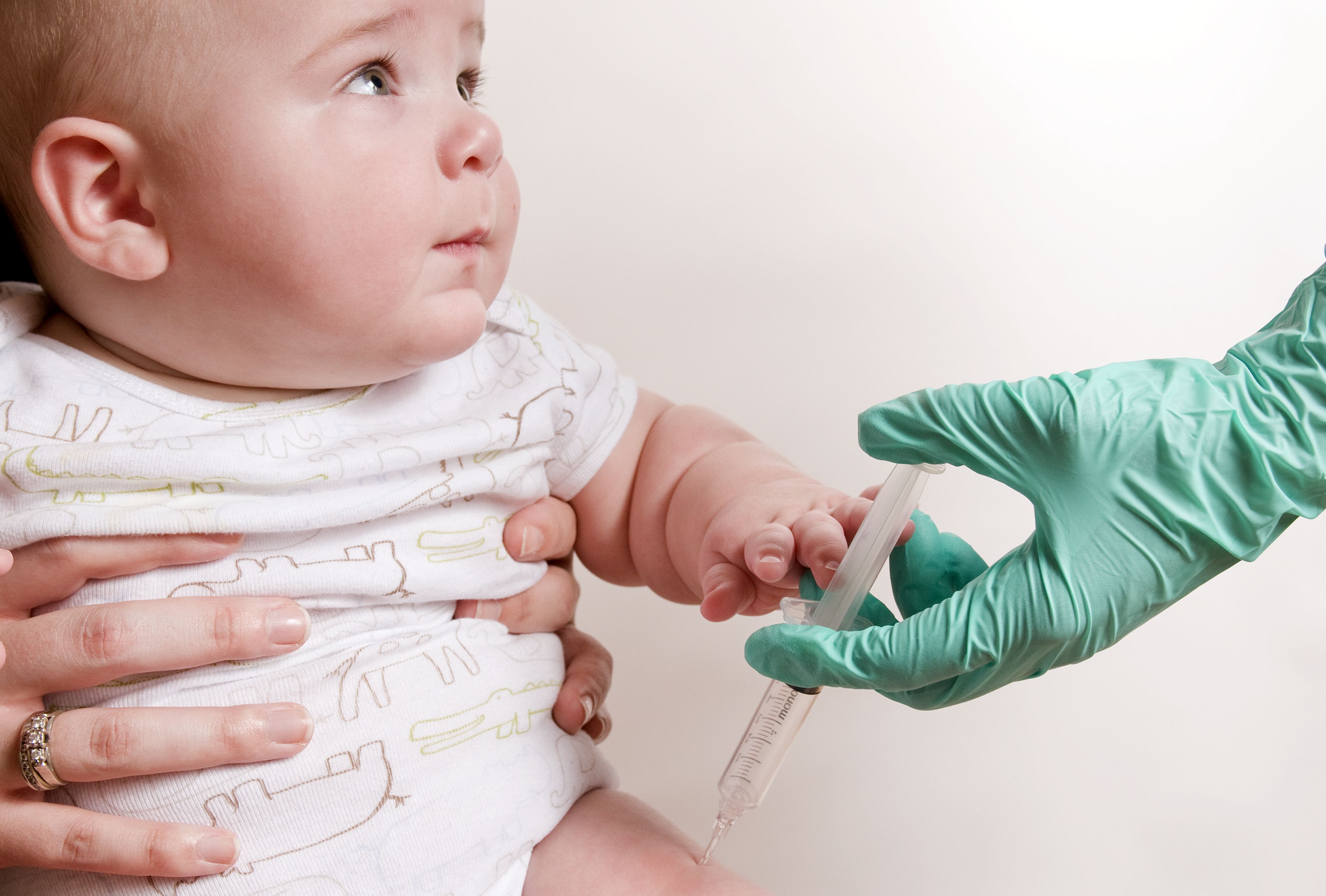 Поставить прививку ребенку екатеринбург. Прививки детям. Вакцинация новорожденных. Прививка малышу. Прививка грудному ребенку.