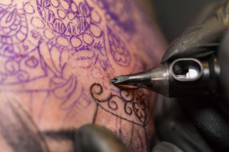 Врач рассказала, какие болезни могут передаваться через нанесение татуировки - пластиковыеокнавтольятти.рф | Новости